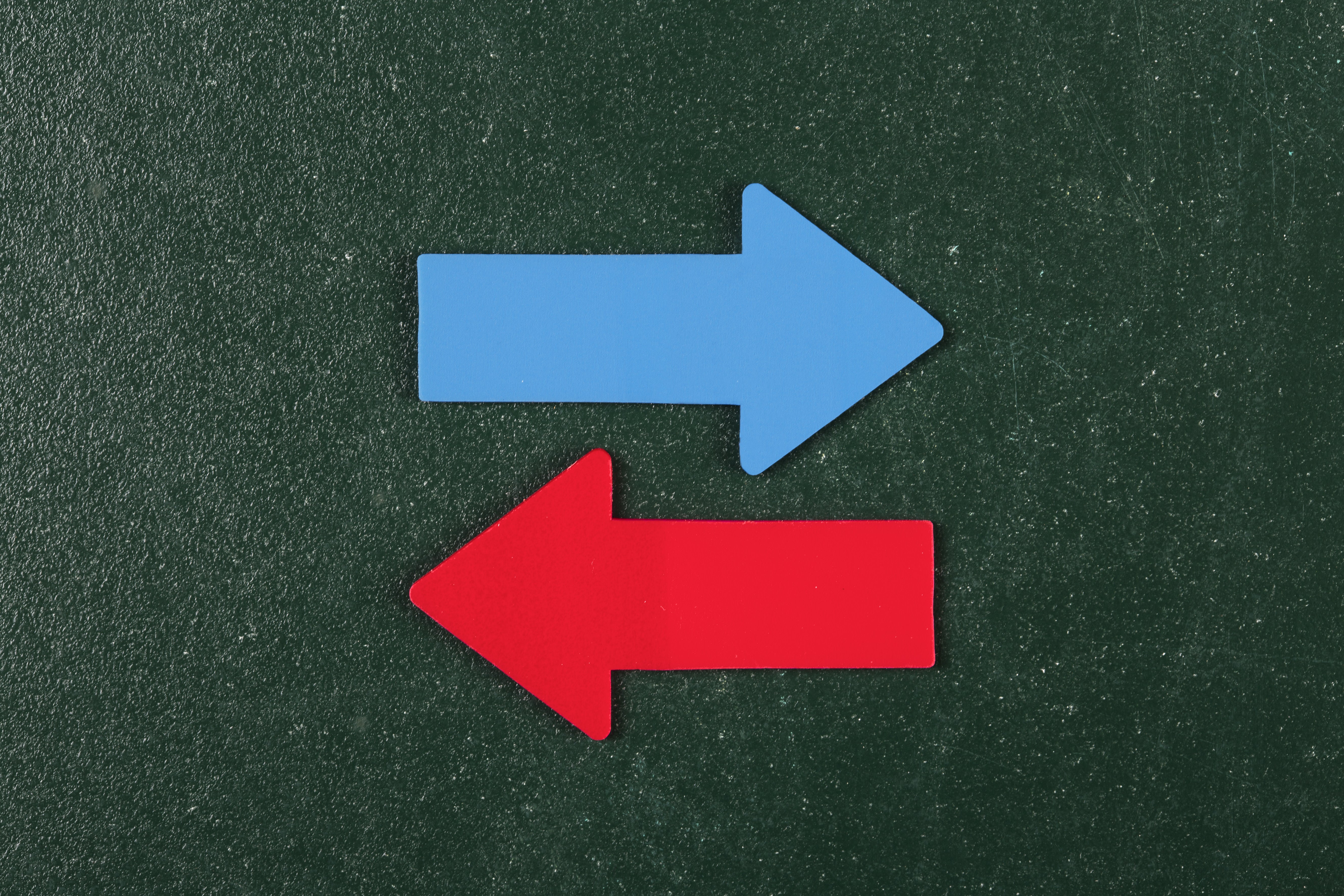 A blue arrow pointing towards the right and a red arrow pointing towards the left. 